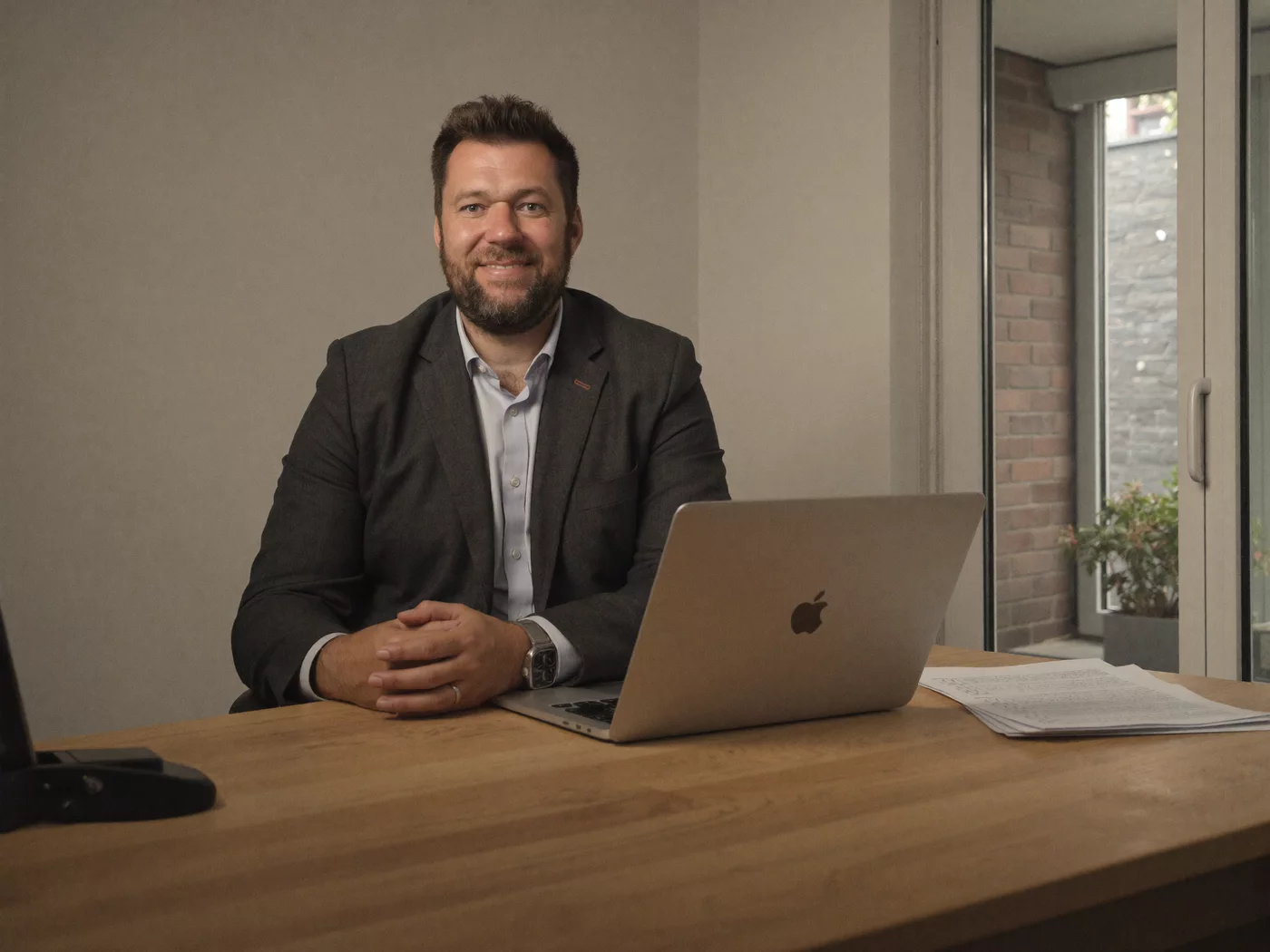 Chris Oppermann, Mitgruender von COP Investment, am Arbeitsplatz