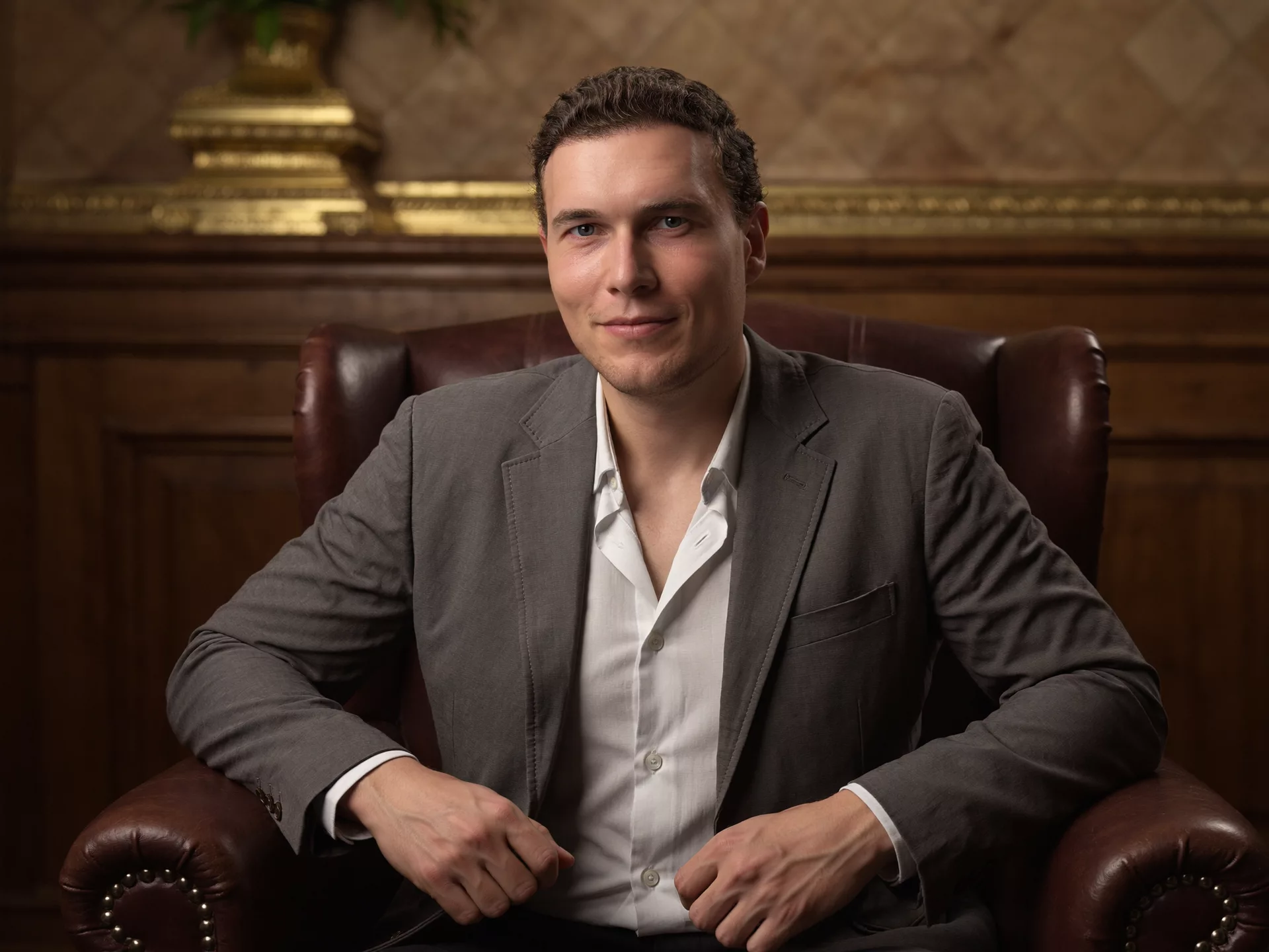 Julian, Mitgruender COP Investment, im Ledersessel – ruhig und vertrauenswuerdig
