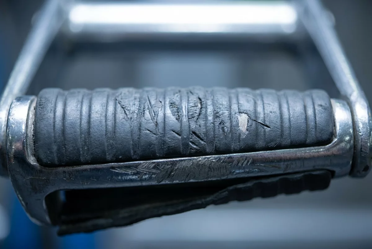 Abgenutzter Griff einer Trage im Detail