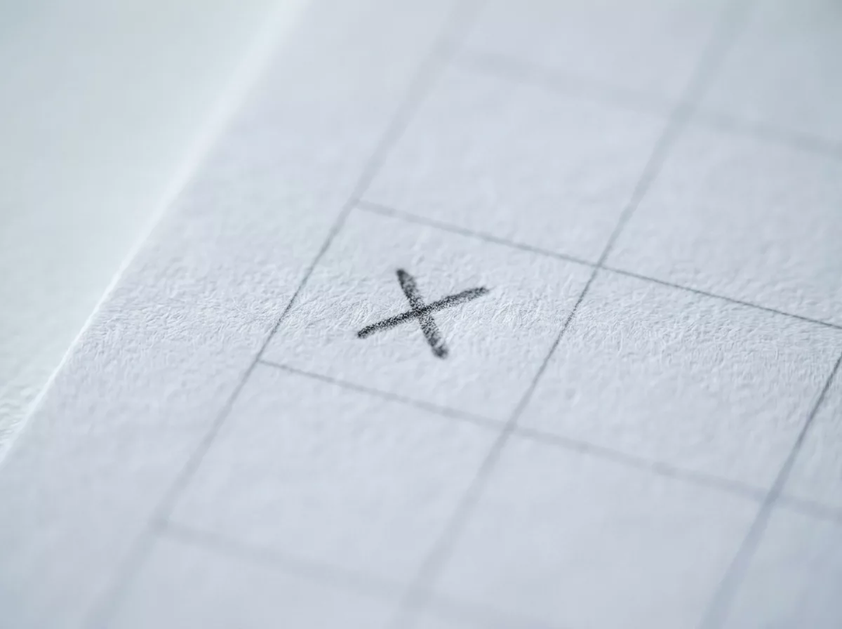 Makroaufnahme eines Kalenderblatts mit einem handschriftlich markierten Tag