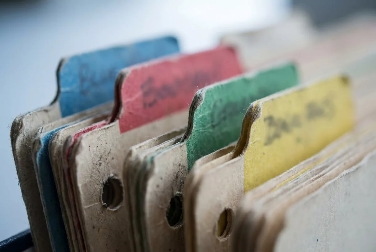 Farbige Register eines Ordners im Detail