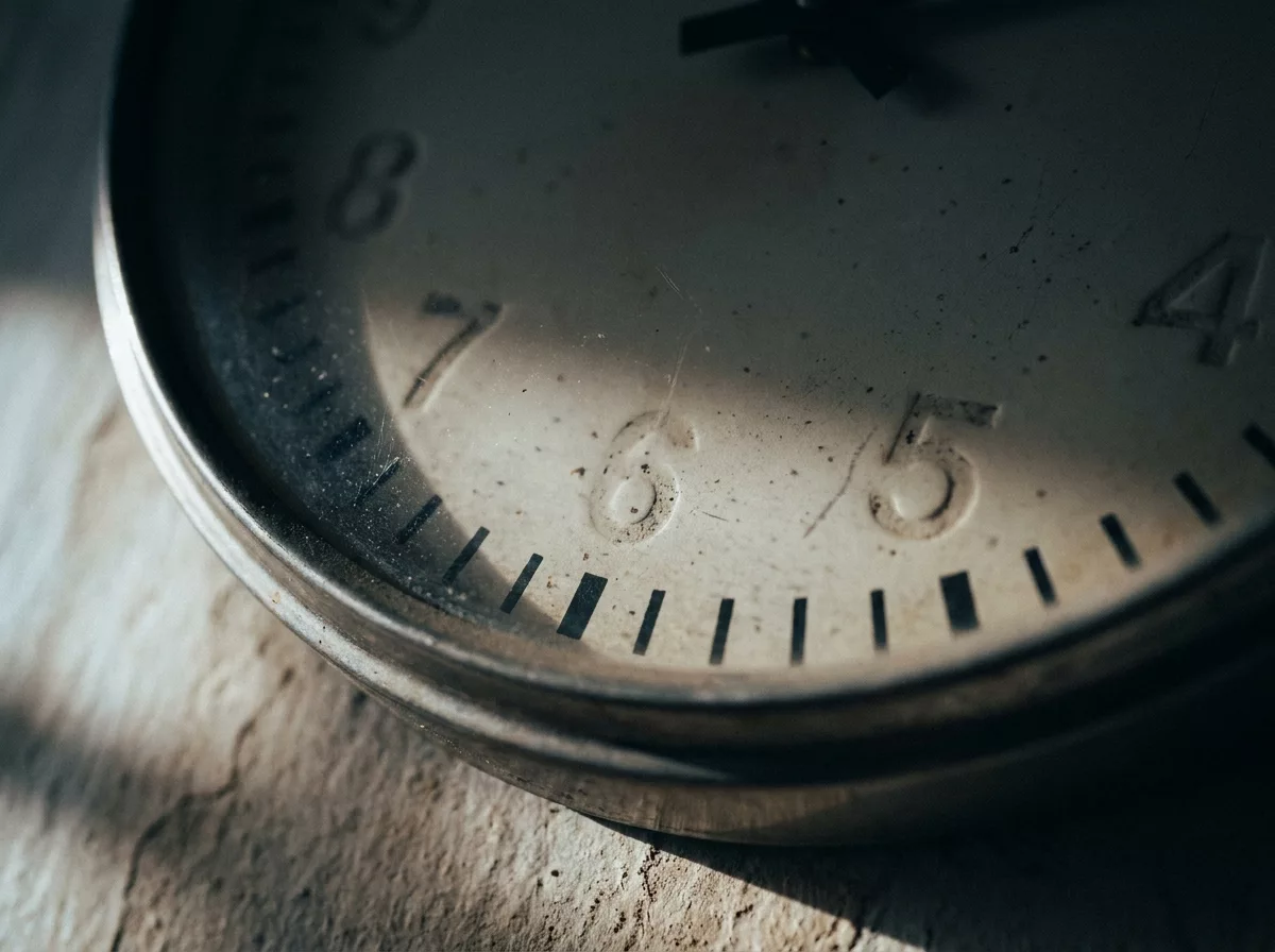 Makroaufnahme einer schlichten Wanduhr an einer glatten Wand